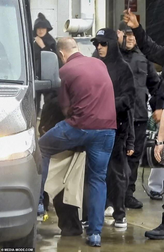 Между тем, Трэвис выглядел непринужденно в черной толстовке и джинсах, которые он носил с черной бейсболкой и солнцезащитными очками.