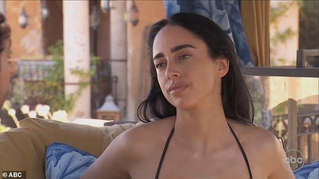 Марию Георгас, 29 лет, исполнительного помощника из Онтарио, Канада, отстранил Джоуи после того, как ее обвинили в хулиганстве.