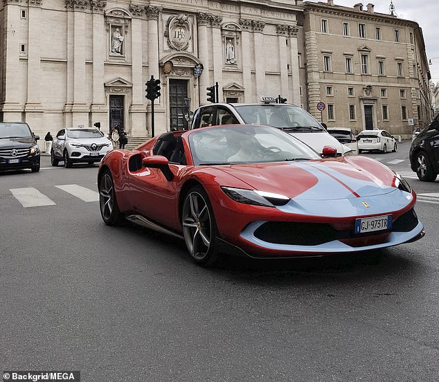 Бо изображен за рулем Ferrari.