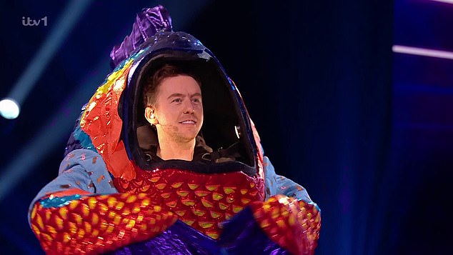 37-летний гитарист McFly победил всех конкурентов и завоевал корону во время долгожданного финала, прежде чем его личность была наконец раскрыта.