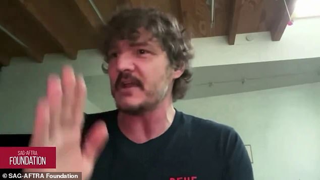 — Я возьму это… так что ты просто видишь кучу букв, верно?  По сути, я Унабомбер», — пошутил Паскаль, прежде чем снова попытаться это объяснить.