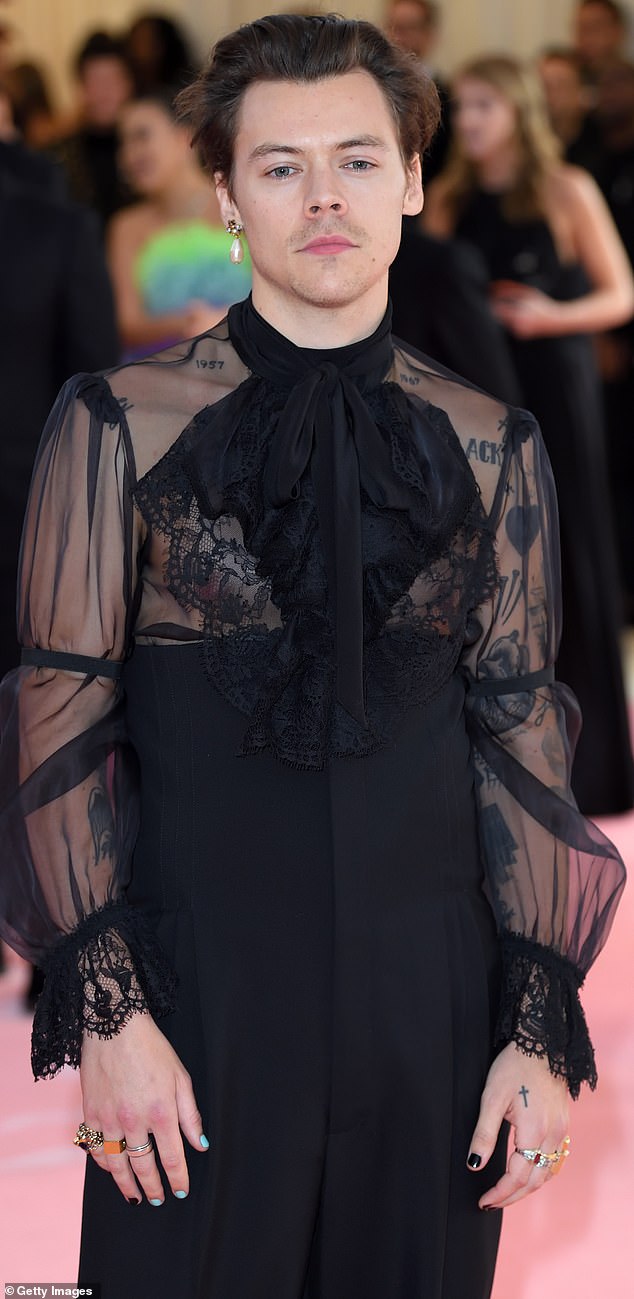 Гарри на фото с зачесанной спиной на Met Gala 2019 в Нью-Йорке.