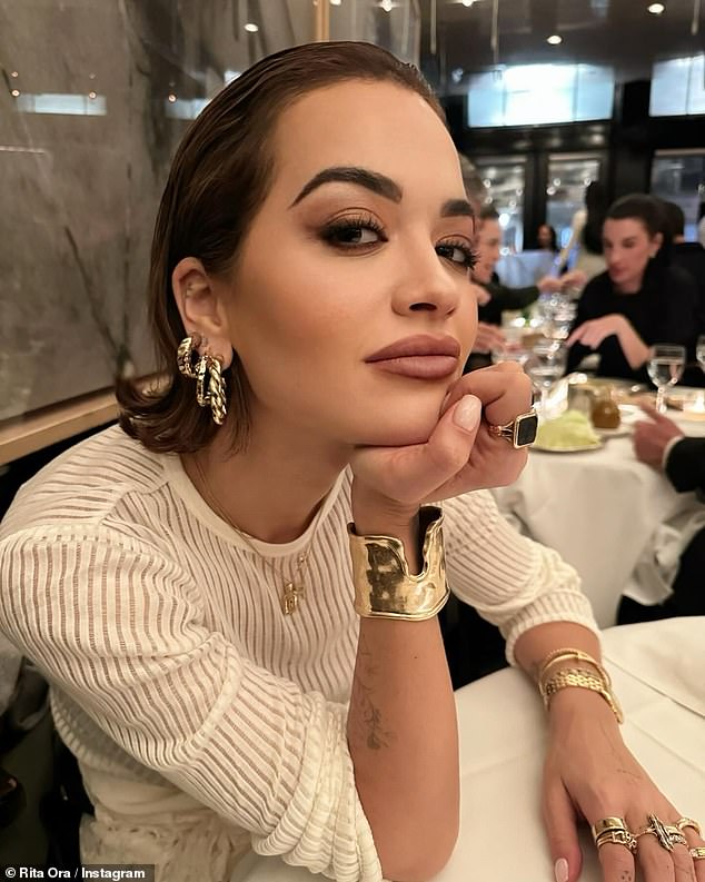 На прошлой неделе поп-звезда поблагодарила 16 миллионов своих поклонников в Instagram за поддержку ее нового сингла Shape Of You.