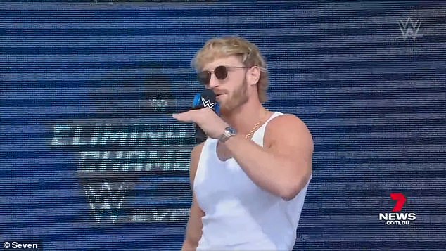 В предматчевый день для СМИ в пятницу легенда WWE Рэнди Ортон выступал на сцене, когда Пол прервал его выступление, держа над собой свой чемпионский пояс США.  Толпа освистала ютубера, ставшего чемпионом по борьбе, на что он ответил: «Я летал 30 часов, чтобы меня освистали?»