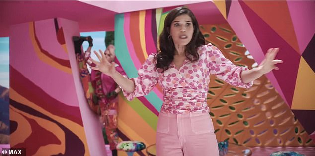 В фильме «Барби» (на фото) она играет Глорию, сотрудницу Mattel, которая случайно доставляет разумной Барби (Марго Робби) экзистенциальный кризис после того, как она играет со старыми куклами своей дочери-подростка.