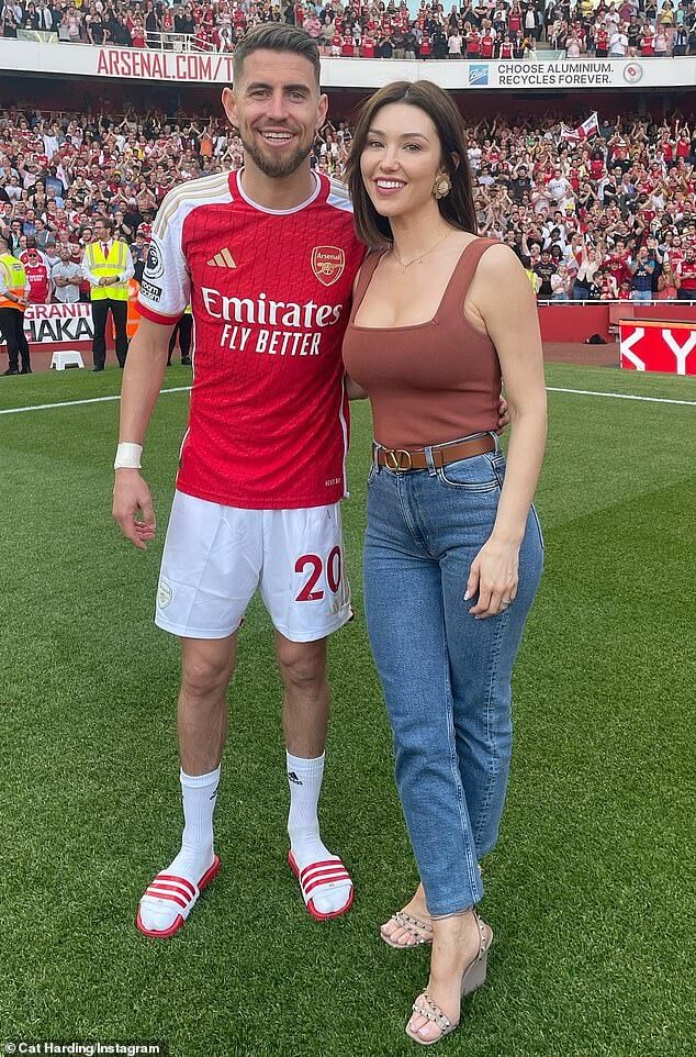 Arsenal WAG Кэт Хардинг избегает жениха Жоржиньо в течение 24 часов после поражения и говорит, что ее жизнь вращается вокруг его графика, а также раскрывает недостатки отношений с футболистом