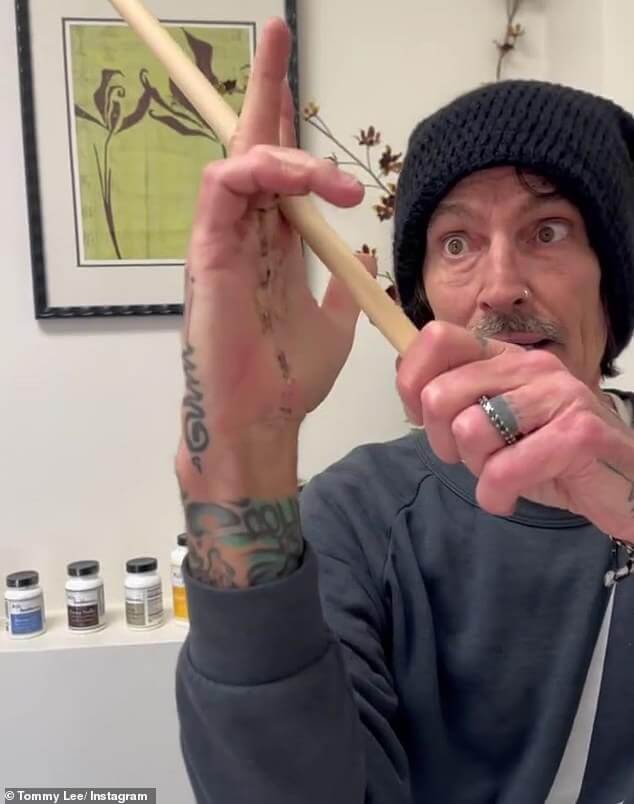 Барабанщик Mötley Crüe Томми Ли, 61 год, рассказал, что перенес операцию на руке из-за запястного туннеля и контрактуры Дюпюитрена на руке