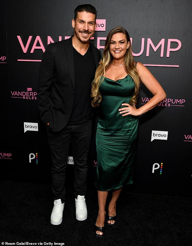 Бывшие звезды Vanderpump Rules Джекс Тейлор и Бриттани Картрайт объявили, что в настоящее время они расстались и «проводят время врозь» после четырех лет брака.
