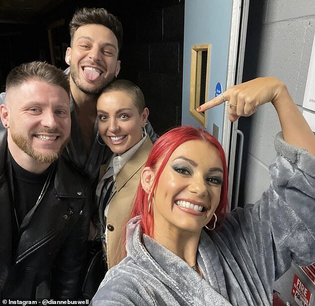 Эми Дауден удивила своих коллег по Strictly на ноттингемском этапе Strictly Come Dancing Live! тур во вторник (на фото с мужем Беном Джонсом (крайний справа), Вито Копполой и Дайанн Басвелл)