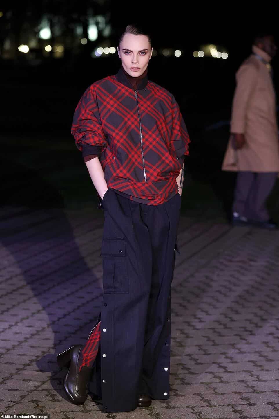 Кара Делевинь возглавила звездное присутствие на показе Burberry, проходившем в парке Виктория во время Недели моды в Лондоне в понедельник.
