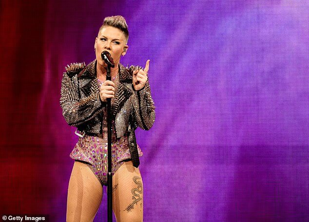 Pink оставила поколение Z полностью шокированным, поскольку они только что обнаружили, что мировая мегазвезда на самом деле не австралийка, когда она посещает страну для своего летнего карнавального тура.