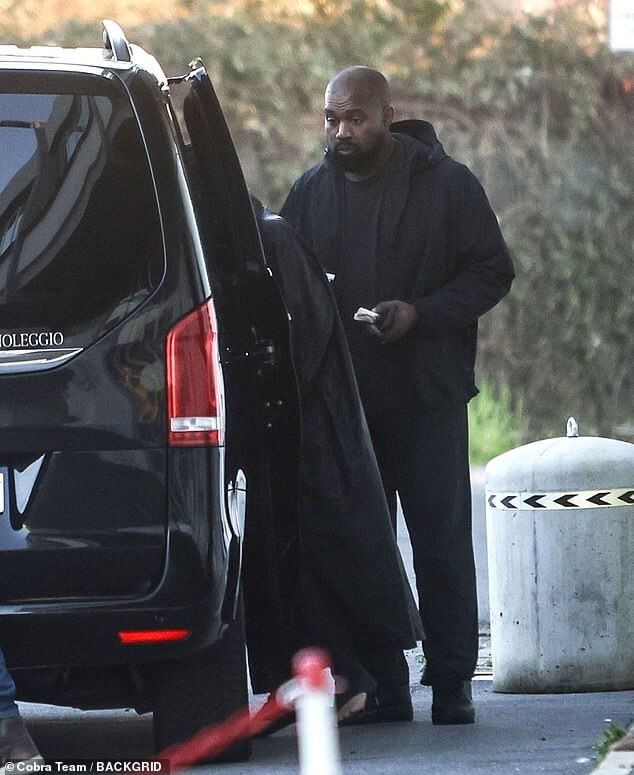 Apple Music быстро удалила альбом Kanye West Vultures 1 всего через пять дней после его дебюта на платформе в четверг; Канье на фото в Италии в среду