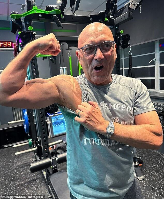 В своей колонке Грегг рассказал, что он убедил персонал каждые выходные открывать для него спортзал на полчаса раньше, чтобы он мог насладиться частным плаванием и сауной перед тренировкой «без пота».
