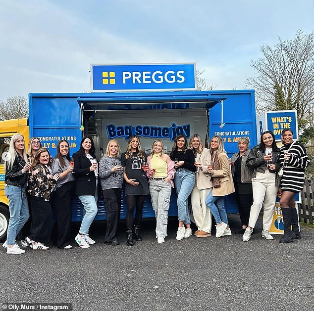 В подписи она написала: «Спасибо моей невестке, хабам и, конечно же, @greggs_official за потрясающий сюрприз для детского душа».