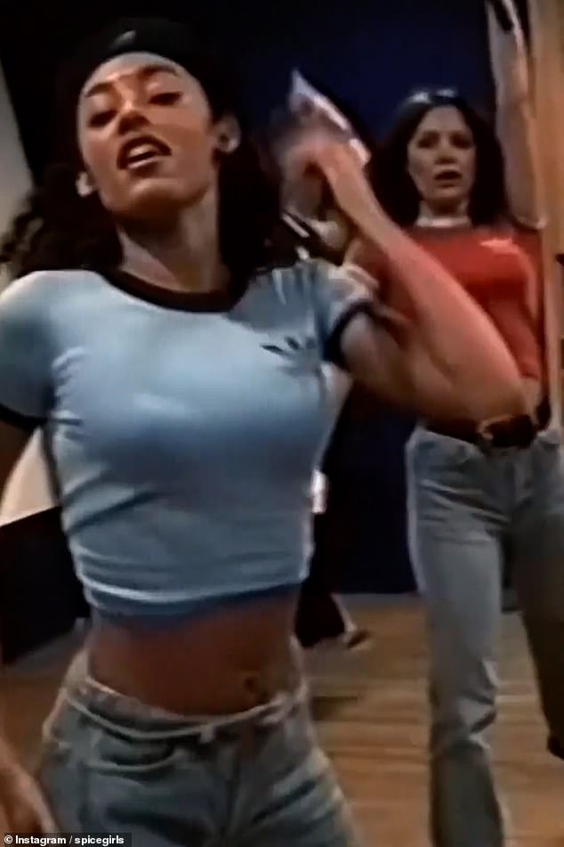 Мел Би, также известная как Scary Spice, в укороченной футболке Adidas во время выступления вместе с будущей коллегой по группе Викторией Адамс.