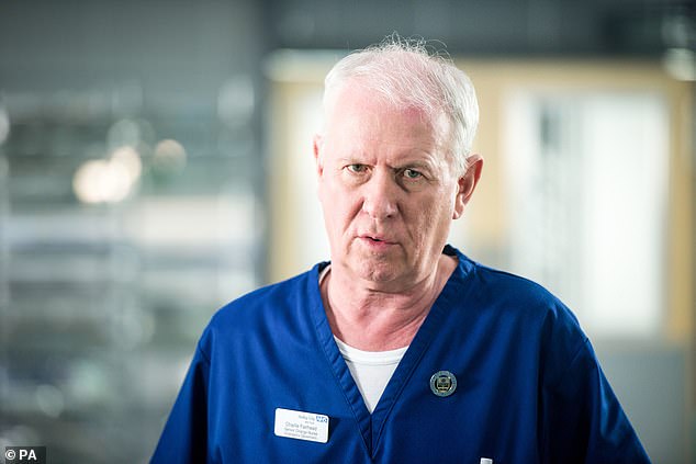 Дерек Томпсон сообщил, что покинет Casualty после 37 лет игры Чарли Фэйрхеда
