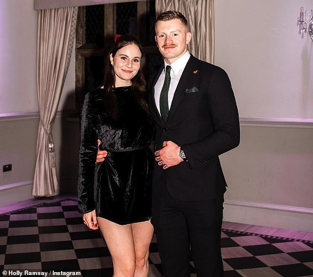 Холли встречается с 29-летним олимпийским пловцом Адамом Пити.