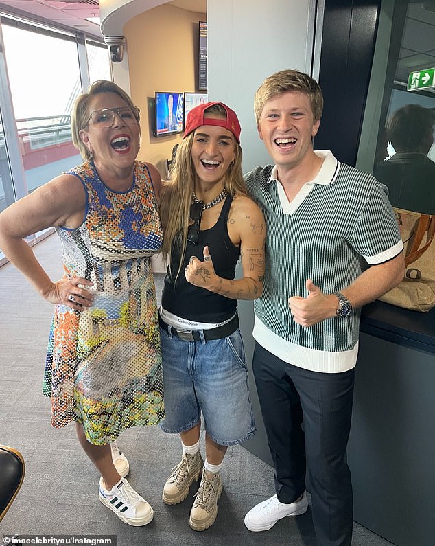 Ее намек прозвучал всего через день после того, как официальный Instagram I'm A Celebrity Australia поделился фотографией ее партнера Джи Флип, позирующего с ведущими шоу Джулией Моррис и Робертом Ирвином.