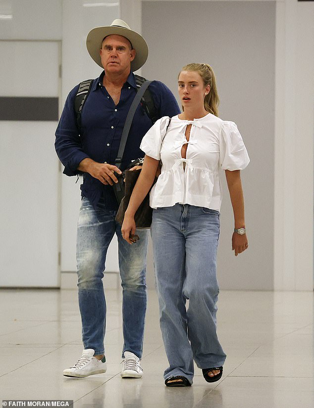 52-летний Мэтью был одет в синюю рубашку на пуговицах от Ralph Lauren и джинсы, вытертые кислотой.
