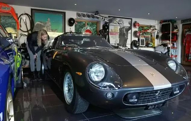 Теперь у Джеймса есть настоящий Ferrari, модель 275 1965 года в серебристом цвете, которая прошла масштабную реставрацию, включающую установку нового двигателя.