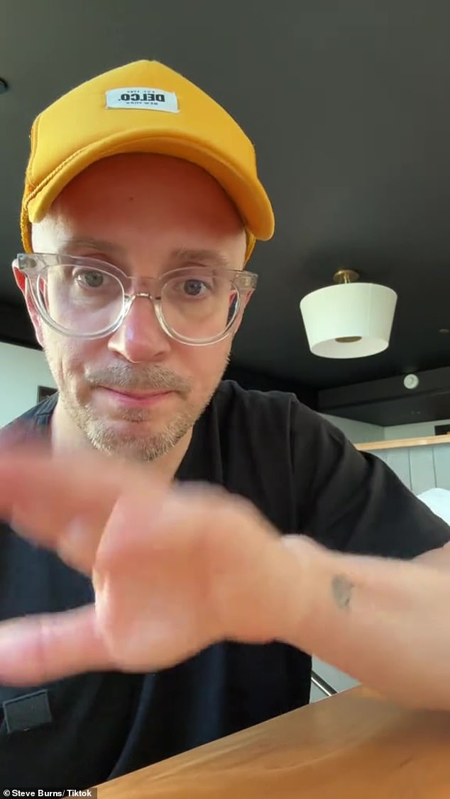 Один написал: «Спасибо за то, что ты был одним из ХОРОШИХ участников Nickelodeon, Стив», а другой напечатал: «Стив, проверяющий теперь уже взрослых детей, которых он оставил, — это еще один уровень момента полного круга».