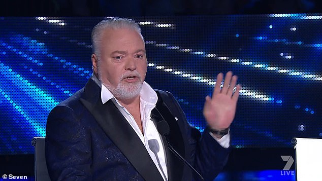 Затем Сэндилэндс вмешался: «Извините, извините.  Это настоящее преуменьшение.  Ее увезли отсюда на машине скорой помощи».