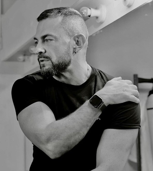 40-летняя Джанетт поделилась галереей милых изображений, на которых она прижималась к Робину, а Кевин опубликовал черно-белое изображение рядом со смайликом со сломанной головой.
