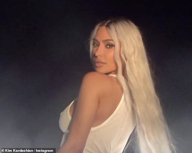 В разделе комментариев были смешанные отзывы о Ким и ее новой машине от Tesla Илона Маска.