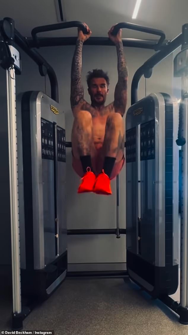 Он продемонстрировал, как ему удается сохранять точеный пресс и выпуклые бицепсы, легко подтягиваясь в впечатляющем клипе.