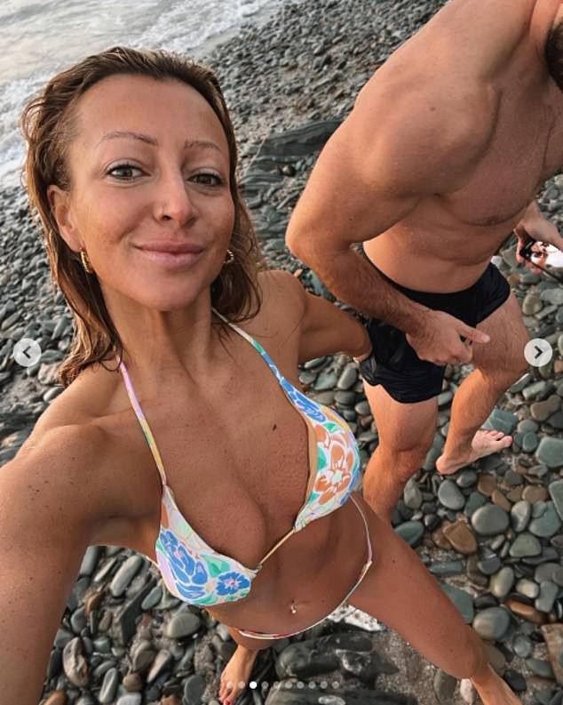 Вот снимок их пары в солнечные дни после купания в море.