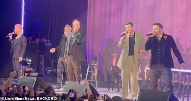 NSYNC воссоединились на сцене концерта Джастина Тимберлейка в Лос-Анджелесе, чтобы впервые за более чем десять лет выступить вместе.
