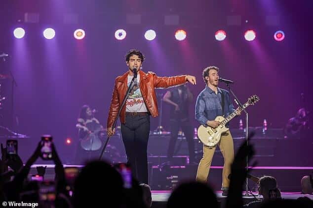 Поклонники Jonas Brothers были в ярости после того, как цены на билеты на их концерты в Сиднее были снижены, а некоторые даже раздавались бесплатно.