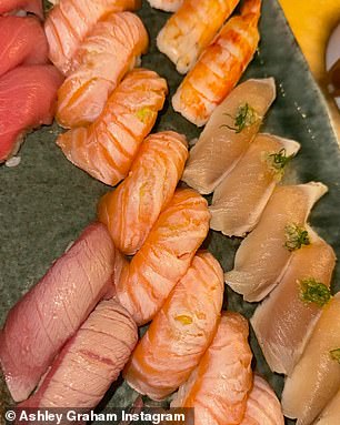 Эшли позаботилась о том, чтобы продемонстрировать вкусную еду из поездки.