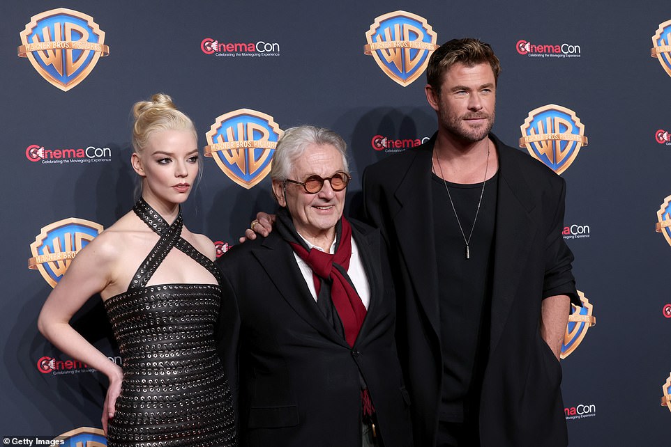 Трио ответило на вопросы со-боссов Warner Bros Майкла Де Луки и Памелы Эбди, согласно Deadline, во время дискуссии во вторник.  Зрителям также была предоставлена ​​возможность «расширенного первого просмотра» долгожданного фильма.