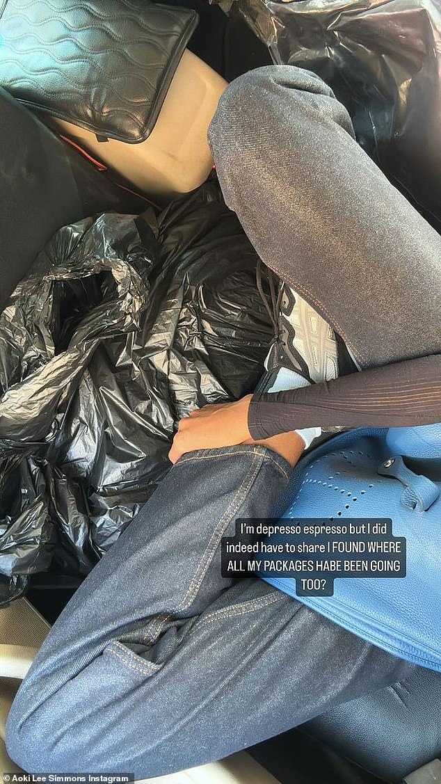 В сообщении в своих историях в Instagram 21-летняя модель призналась, что сразу после расставания у нее была «депрессо-эспрессо».