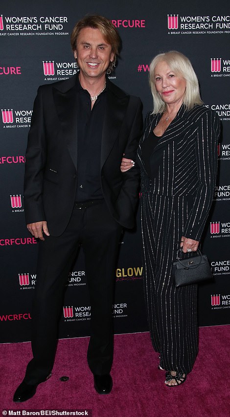 К нему присоединилась его стильная мама