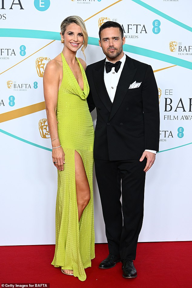 Мэтьюз и его жена Vogue Уильямс на церемонии вручения премии EE BAFTA Film Awards 2023 в Королевском фестивальном зале в 2023 году.