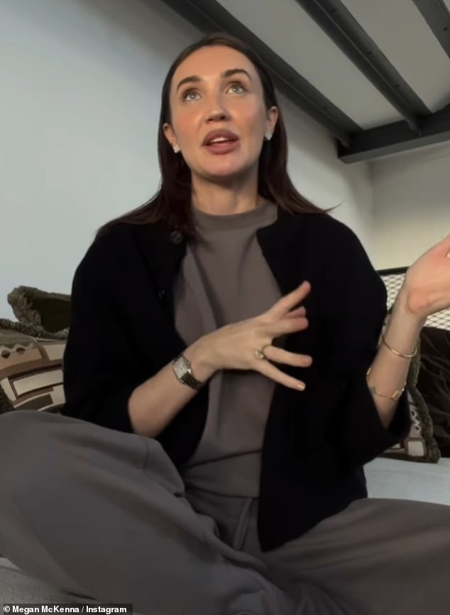 Выступая в откровенном видео, она сказала: «У меня была аллергическая реакция на одно из лекарств, и мне пришлось пойти в отделение неотложной помощи вместе с Олли.  Мне действительно было нехорошо.  Мой живот увеличился вдвое, и это был кошмар, так что определенно больше не буду принимать эти лекарства».