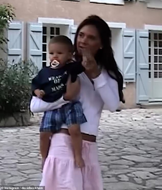 На фотографиях запечатлена мама четверых детей со своими детьми, когда они были маленькими.