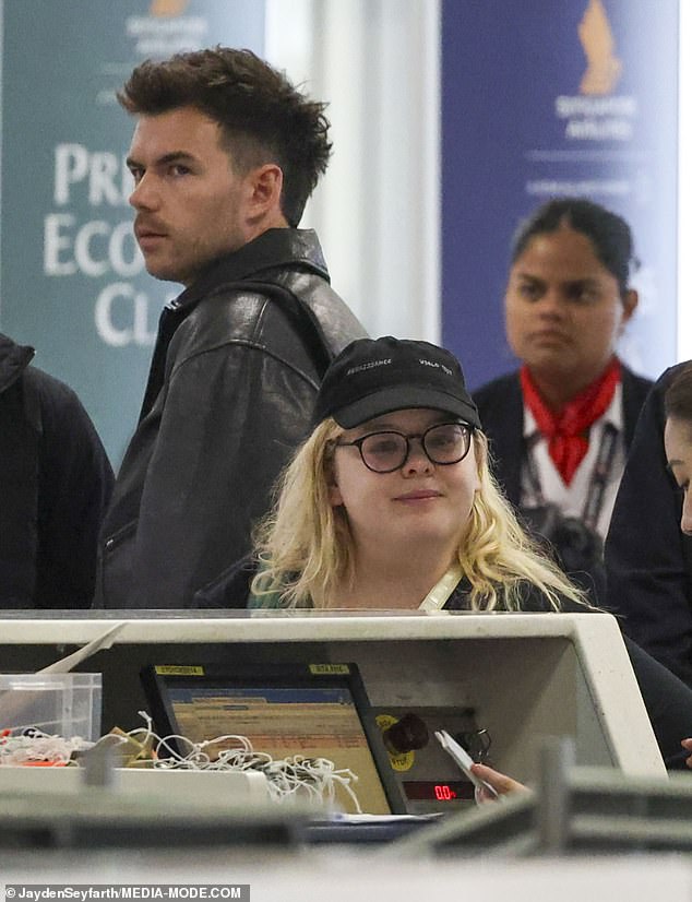 Его темные волосы были недавно уложены, и на нем была грубая тень пятичасового периода.