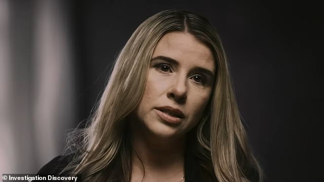 Затем перед камерой появляется современный Шуман и добавляет: «Он просто не остановился», качая головой.