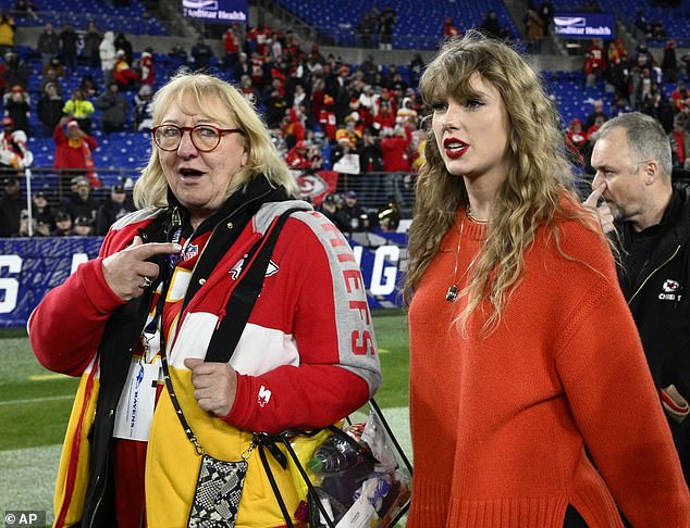 Донна также рассказала, что слушала альбом «в день его выпуска» и у нее «на самом деле» нет любимой песни, но что пластинка в целом — «лучшая» у Свифта!  дуэт видели в январе