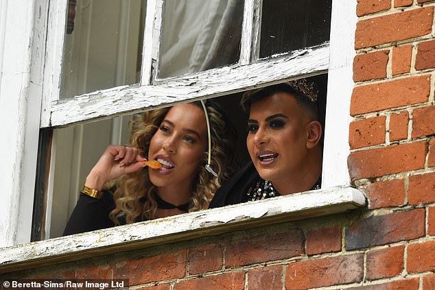 33-я серия TOWIE начала выходить в эфир 24 марта, но актеры все еще усердно работают над съемками эпизодов.