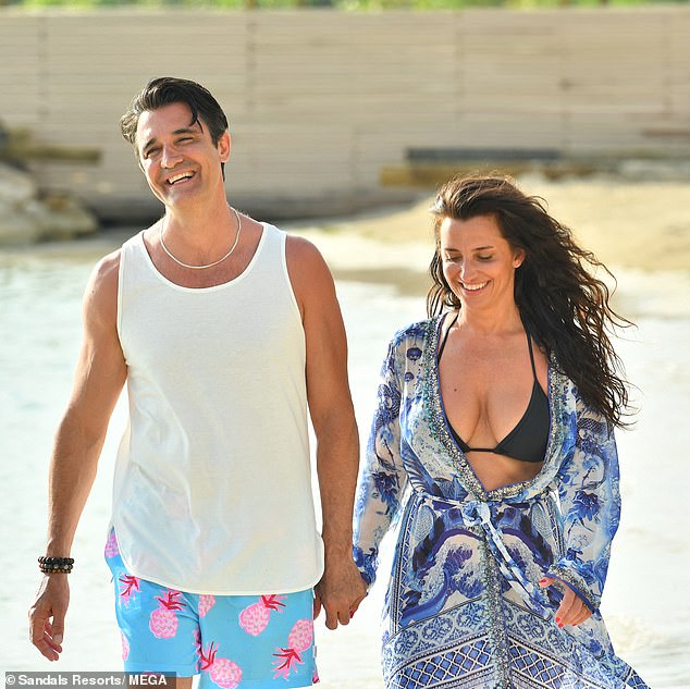 Кэрол надела глубокое платье с сине-белым узором.