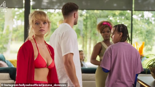 Джемма пошла по стопам своего отца и появлялась в сериале «Соседи» с 2019 по 2022 год, а затем снялась в «Холлиоксе» в роли Рейна Ройса (на фото).