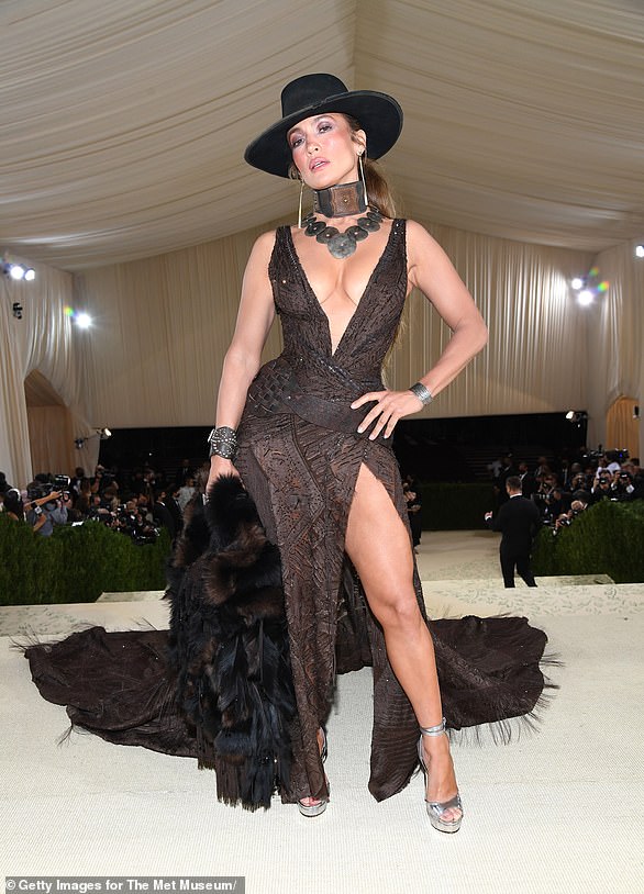 На Met Gala 2021 года Дженнифер представляла дикий Запад.  Она была ошеломлена этим ослепительным коричневым платьем от Ralph Lauren, которое было настолько глубоким, что заканчивалось у нее на животе, открывая множество декольте.  Юбка была длинной и имела высокий разрез на одной ноге.