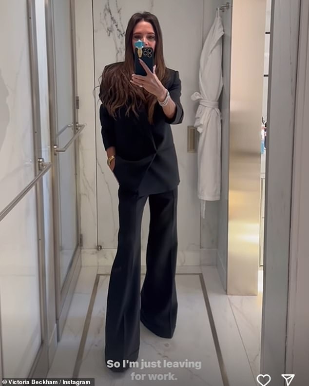 Модельер, недавно отпраздновавшая свое 50-летие, поделилась в Instagram Stories видеороликом о том, как она идет на работу с костылем.