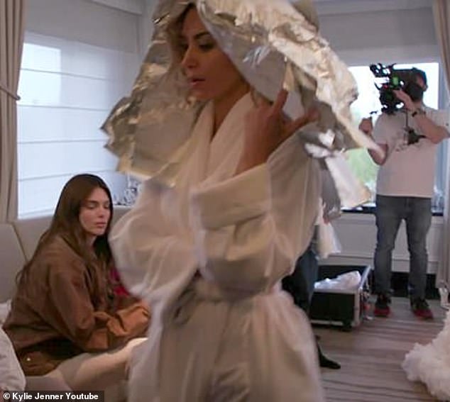 Позже Кайли Дженнер опубликовала на YouTube видео о своей подготовке к Met Ball, включая визит, который она нанесла Ким, пока последней делали прическу.