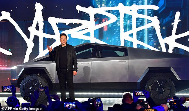Tesla и ее знаменитый генеральный директор Илон Маск сталкиваются с серьезными проблемами в США из-за невозможности поставлять Cybertrucks, при этом задержки в производстве усугубляются необходимостью провести серьезный отзыв по технике безопасности из-за конструктивного недостатка педали акселератора – на фото Маск, 2019 год.
