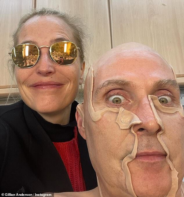 В пятницу Джиллиан Андерсон зашла в Instagram, чтобы отпраздновать выпуск сериала Netflix Scoop множеством закулисных снимков (на снимке с коллегой по фильму Руфусом Сьюэллом, когда он был покрыт протезами, чтобы превратиться в принца Эндрю)